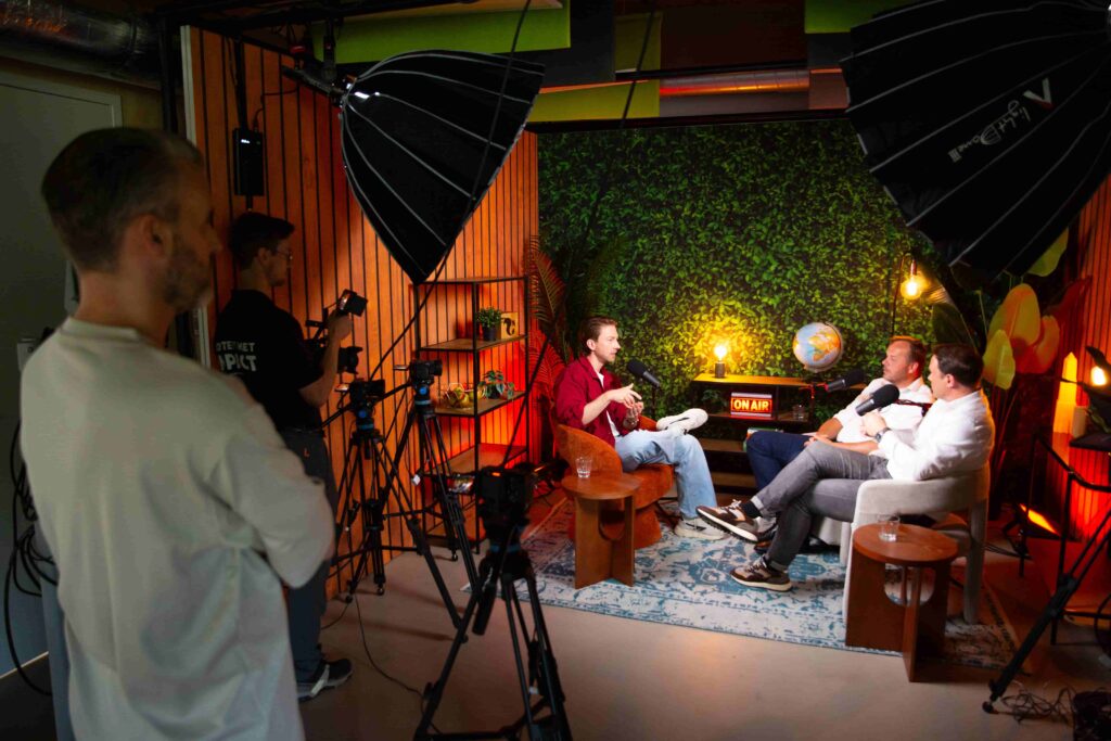 Opname van de Groeivoer Podcast met Lars Lensink in een sfeervol ingerichte studio met camera- en lichtapparatuur.