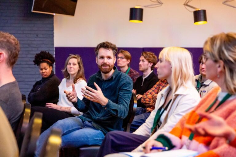 Een man stelt een vraag tijdens een interactieve sessie van de All Ears Club op 17 april 2024.