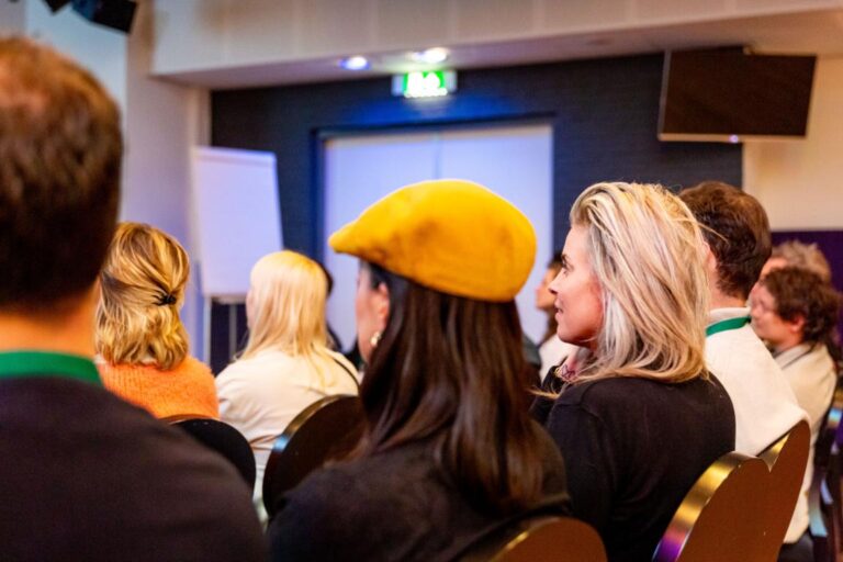 Publiek luistert aandachtig tijdens een bijeenkomst van All Ears Club op 17 april 2024.