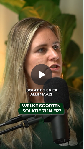 Vrouw spreekt in microfoon tijdens opname van de duurzame podcast Groenpand over isolatiesoorten.