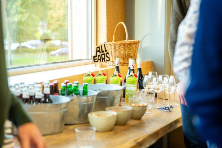 Drankentafel met flessen, glazen en snacks tijdens het All Ears Club-event van Lars Lensink.