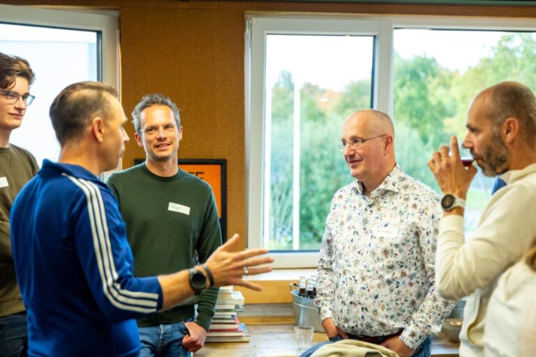 Vijf mannen in gesprek tijdens het All Ears Club-event met Lars Lensink op 24 oktober.