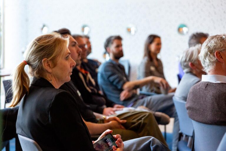 Bezoekers luisteren aandachtig tijdens het All Ears Club-evenement bij NPO Luister.