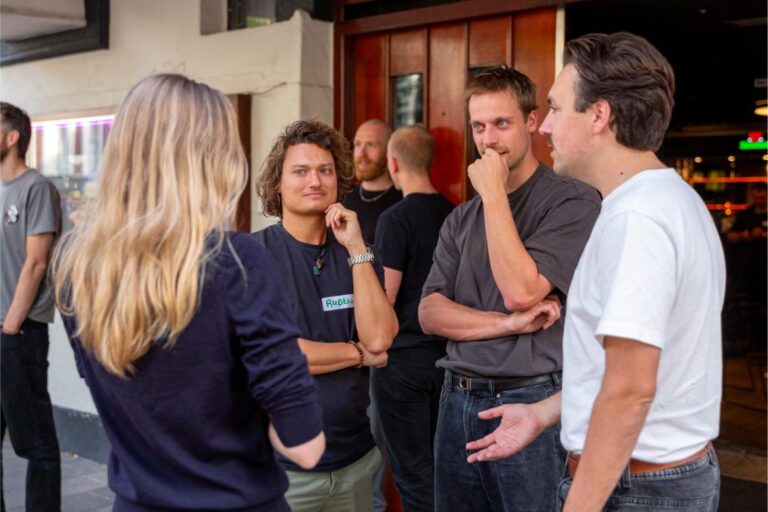 Vier mensen staan buiten bij De Stroom in gesprek tijdens het All Ears Club-evenement.