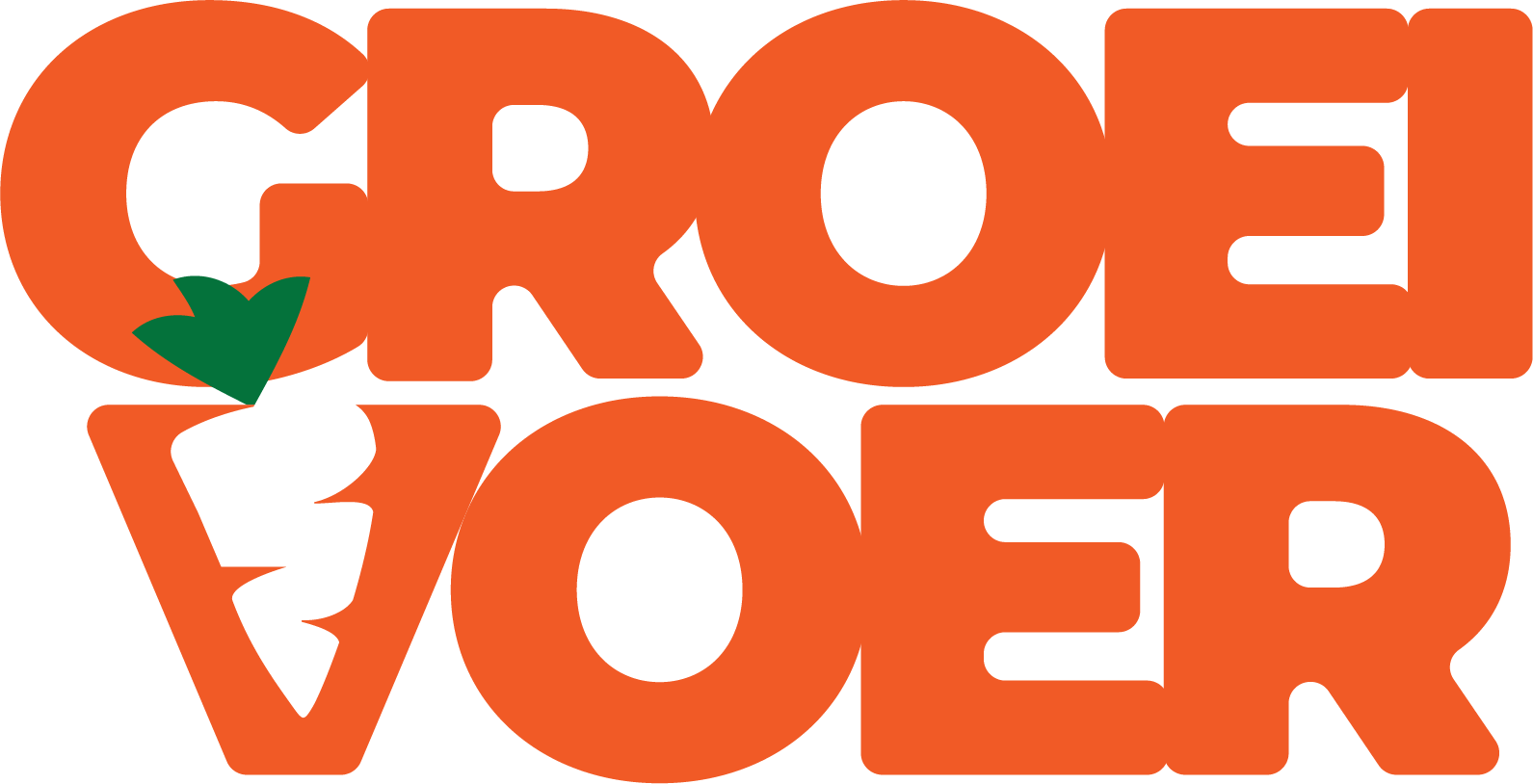 Logo van "Groeivoer" met oranje letters en een wortelvorm geïntegreerd in de letter V.