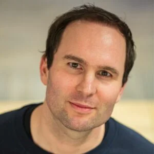 Portret van Remco Tomesen met een neutrale achtergrond.